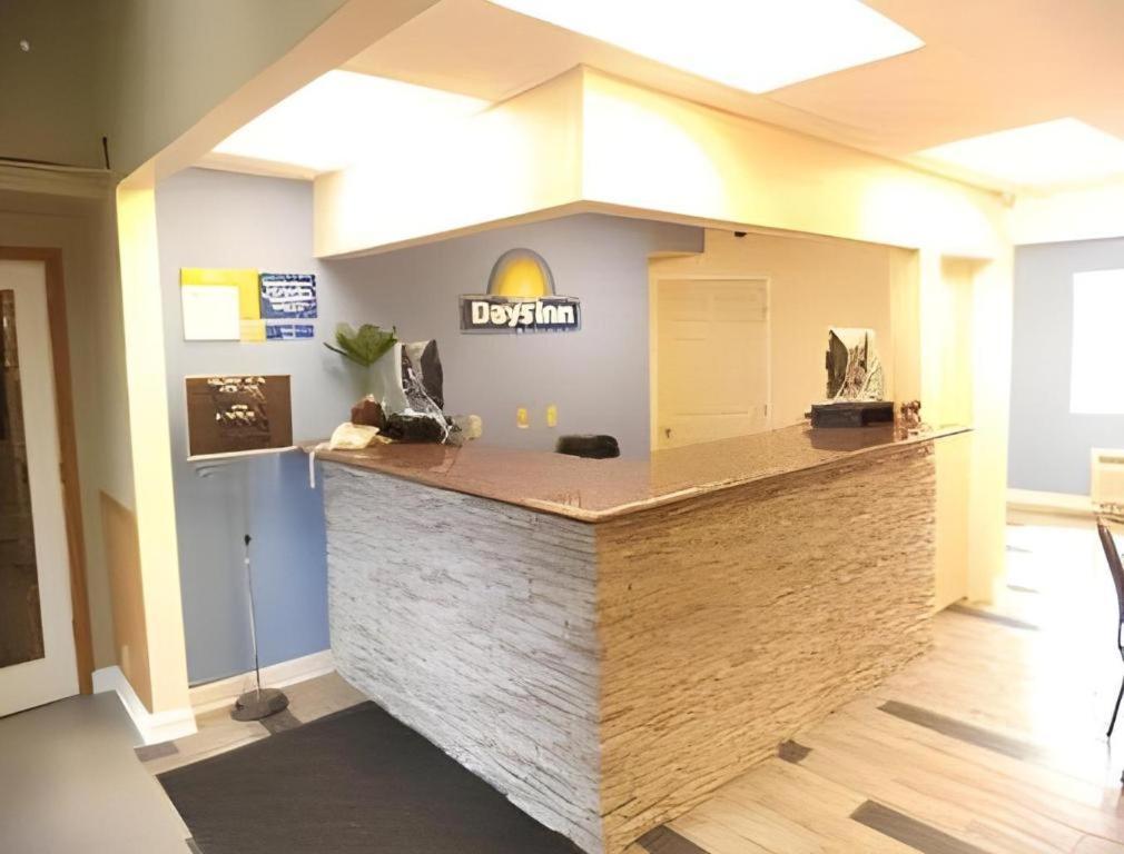 Days Inn By Wyndham West Branch Iowa City Area Dış mekan fotoğraf