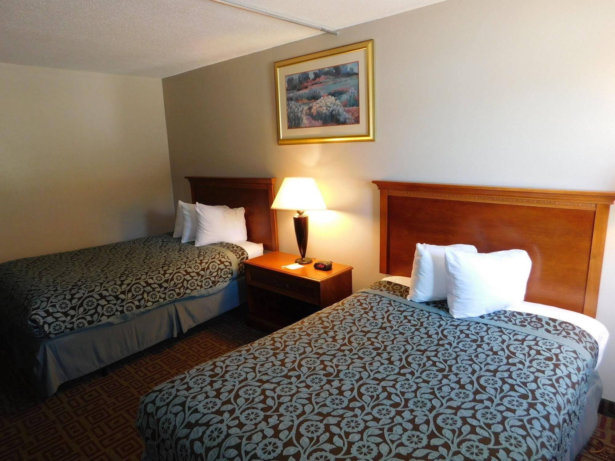 Days Inn By Wyndham West Branch Iowa City Area Dış mekan fotoğraf