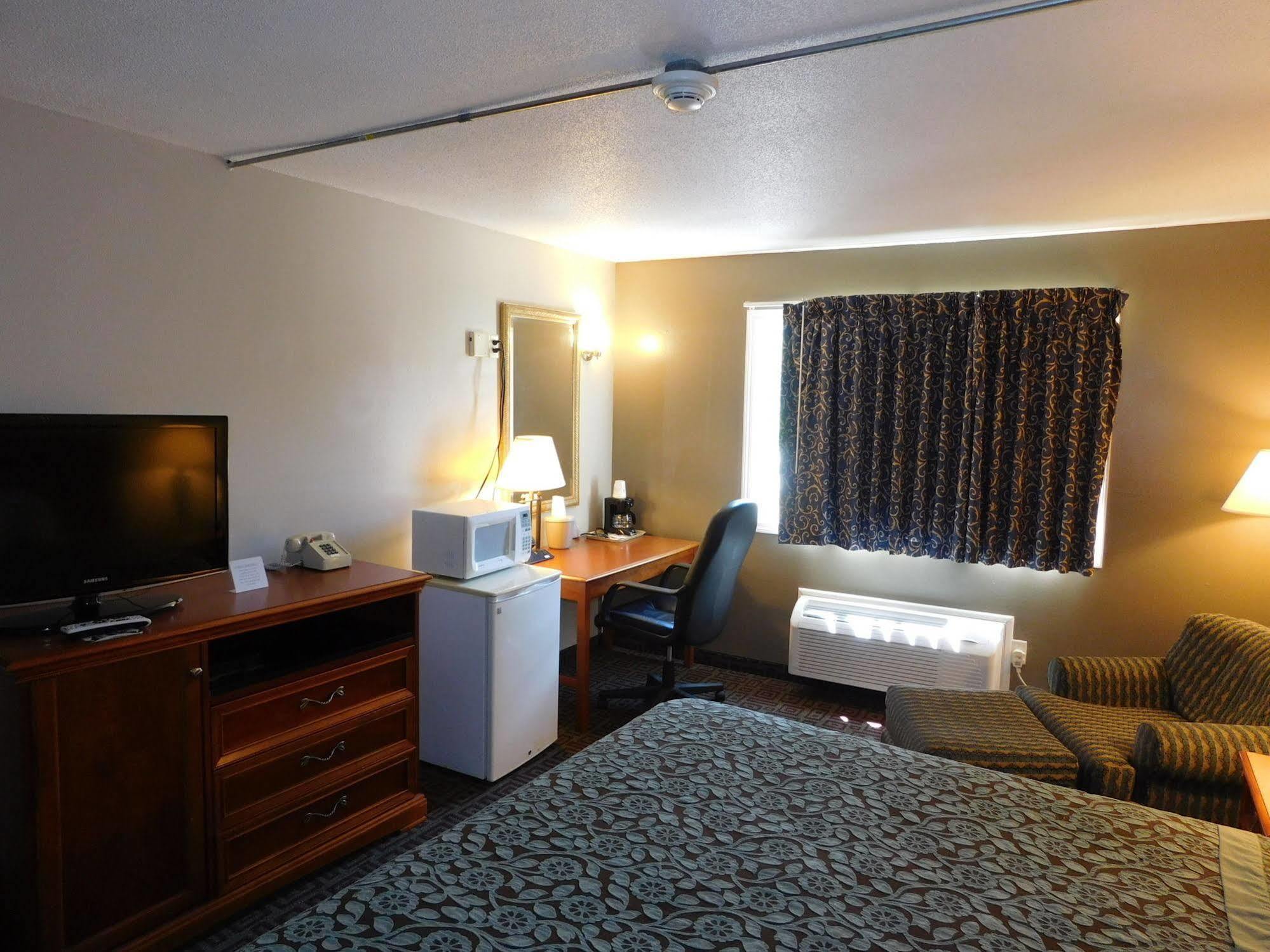 Days Inn By Wyndham West Branch Iowa City Area Dış mekan fotoğraf