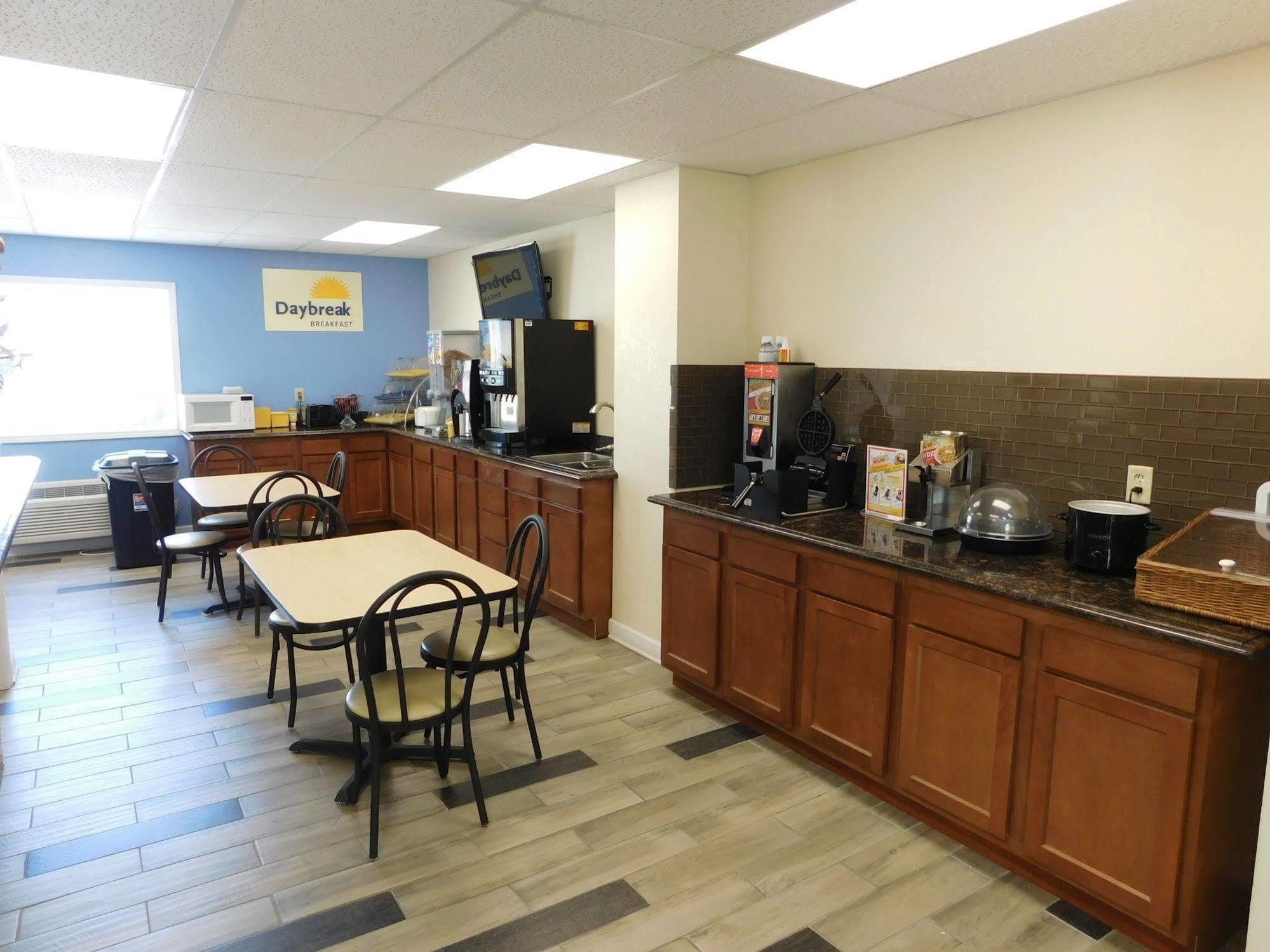 Days Inn By Wyndham West Branch Iowa City Area Dış mekan fotoğraf